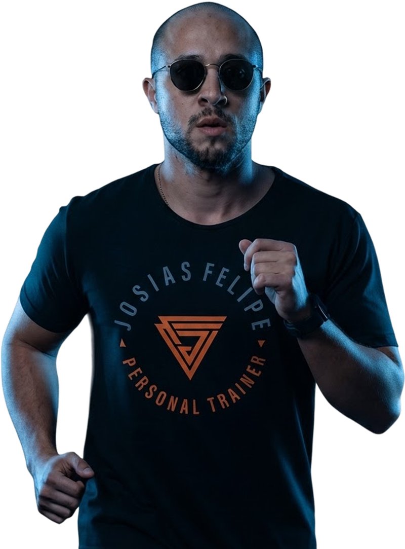 Josias Filipe, personal trainer, correndo com camiseta escura e óculos de sol.